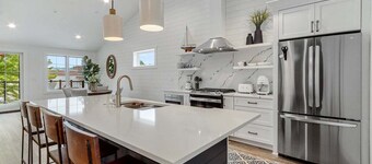 The Lofts of Brick and Mortar-Lake Loft |Luxury |Walk-Out Balcony |2 Kings |Parking for 2 |Downtown
