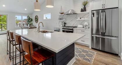 The Lofts of Brick and Mortar-Lake Loft |Luxury |Walk-Out Balcony |2 Kings |Parking for 2 |Downtown