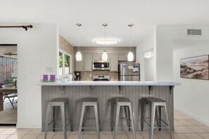 Geladeira, micro-ondas, fogão, cooktop