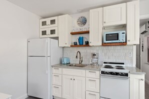 Refrigerador, microondas, parrilla de estufa y cafetera y tetera 