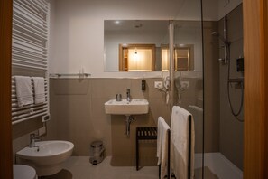 Ducha, secador de pelo y toallas