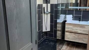 Douche, sèche-cheveux, serviettes fournies, papier toilette