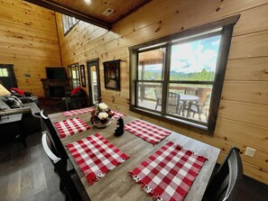 Ferienhütte, 2 Schlafzimmer | Essbereich im Zimmer