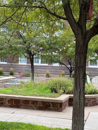 Historic Downtown 5 min away from UNM, Hospitals, Convention Center and Airport.