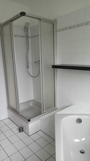 Haartrockner, Handtücher, Seife, Shampoo