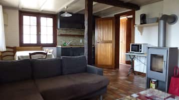 TV, DVD player, books, stereo