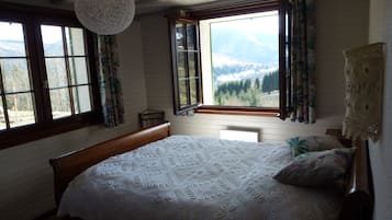 2 bedrooms, iron/ironing board, travel cot, free WiFi