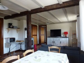 TV, DVD player, books, stereo