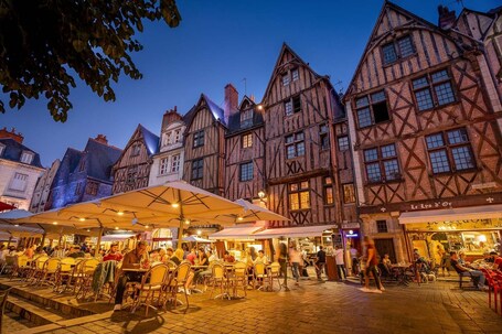 Outdoor dining. La Tour de Rêves, Chambre D'hôtes
