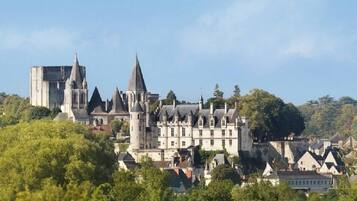 Um castelo histórico com múltiplas torres e uma grande estrutura fortificada.