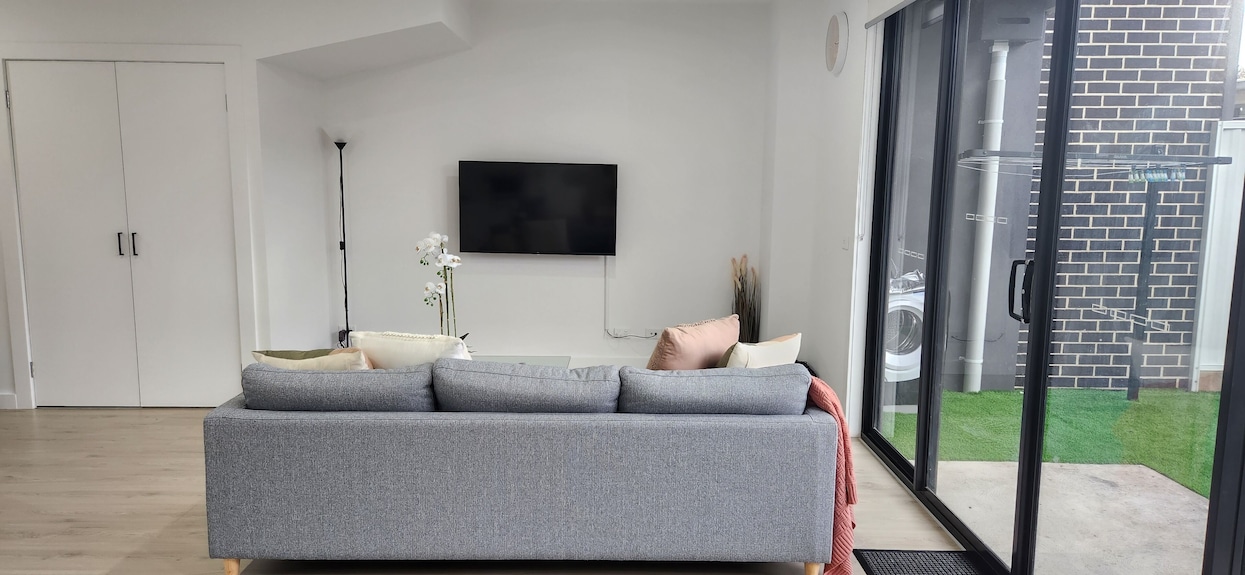 Sunshine Central Unwind Retreat Spa Bath New 2 Bedroom House - Melbourne