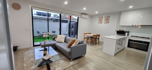 Sunshine Central Unwind Retreat SPA Bath New 2 Bedroom House 