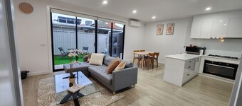 Sunshine Central Unwind Retreat SPA Bath New 2 Bedroom House 