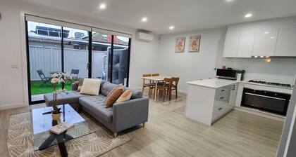 Sunshine Central Unwind Retreat SPA Bath New 2 Bedroom House