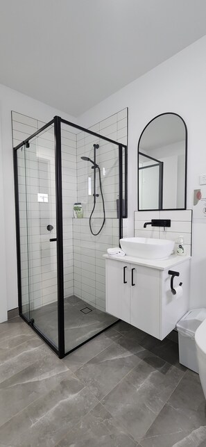 Dusche, Haartrockner, Handtücher, Seife