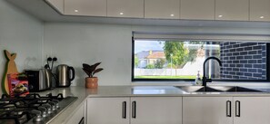 Kjøleskap, mikrobølgeovn, ovn og kokeplater