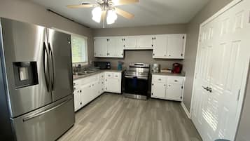 Jääkaappi, mikroaaltouuni, uuni, liesi