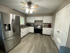 Fridge, microwave, oven, stovetop - Home away in Kettering!  (Dayton)