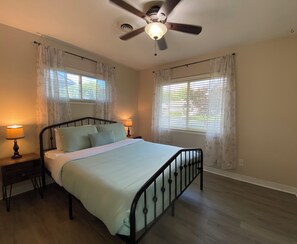 3 bedrooms, free WiFi, bed sheets - Home away in Kettering!  (Dayton)