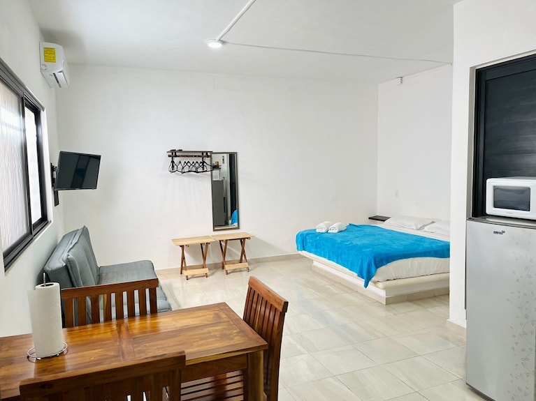 Studio On Cancun Downtown. Close To Grocery Stores, Restaurants And Bus Stop. - Cancún