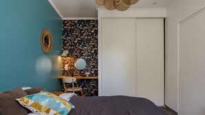 A bedroom with a bed, a desk, a chair, and a wardrobe. - 2 Pieces Balcon et Climatisation 32m2 (Cannes)