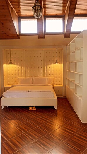 Premium Studio Suite | 1 bedroom, iron/ironing board, free WiFi