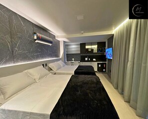 Ropa de cama de alta calidad, colchones con pillow-top y escritorio 