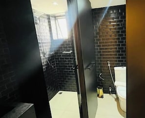 Apartment | Bathroom | Shower, rainfall showerhead, hair dryer, towels - LM HOSPEDAGENS - GET ONE (João Pessoa)