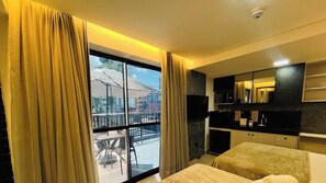 Apartment | Peralatan tempat tidur premium, tilam berlapik, meja 