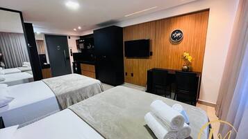Appartement | Luxe beddengoed, pillowtop-bedden, een bureau, een laptopwerkplek