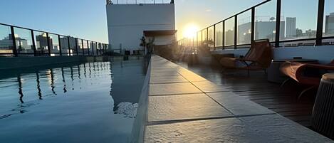 Deluxe Studio | Pool