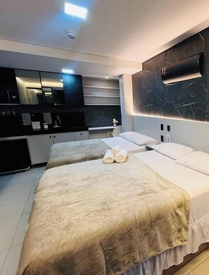 Apartment | Peralatan tempat tidur premium, tilam berlapik, meja 