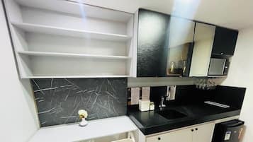 Apartment | Private kitchen | Mini-fridge, microwave, dishwasher, blender