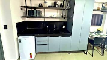 Estudio Deluxe | Cocina privada | Frigorífico pequeño, microondas, lavavajillas y licuadora