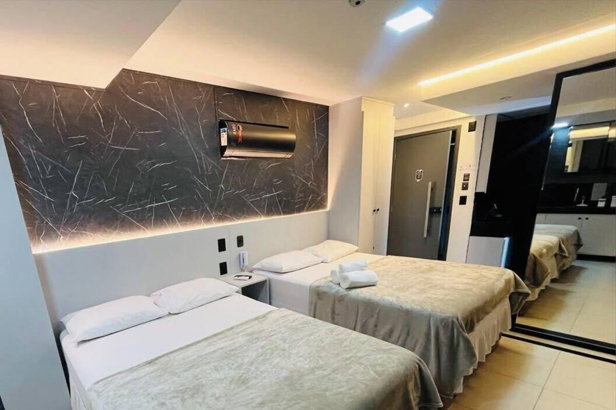 Căn hộ | Bộ đồ giường cao cấp, nệm có lớp đệm bông, bàn 