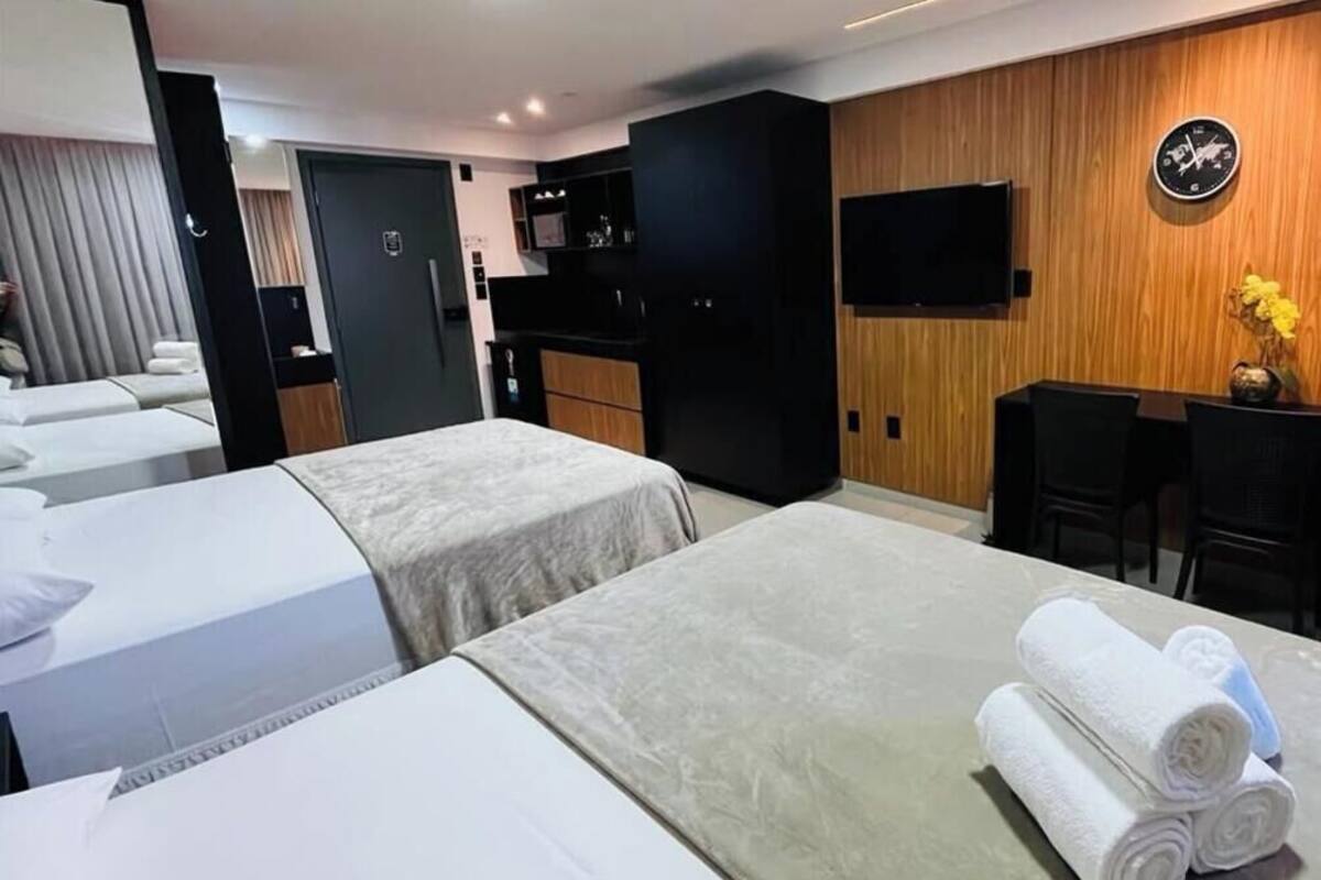 Căn hộ | Bộ đồ giường cao cấp, nệm có lớp đệm bông, bàn 