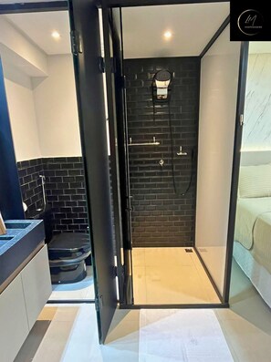Apartament | Bany | Dutxa, capçal de dutxa tipus cascada, assecador de cabells i tovalloles 