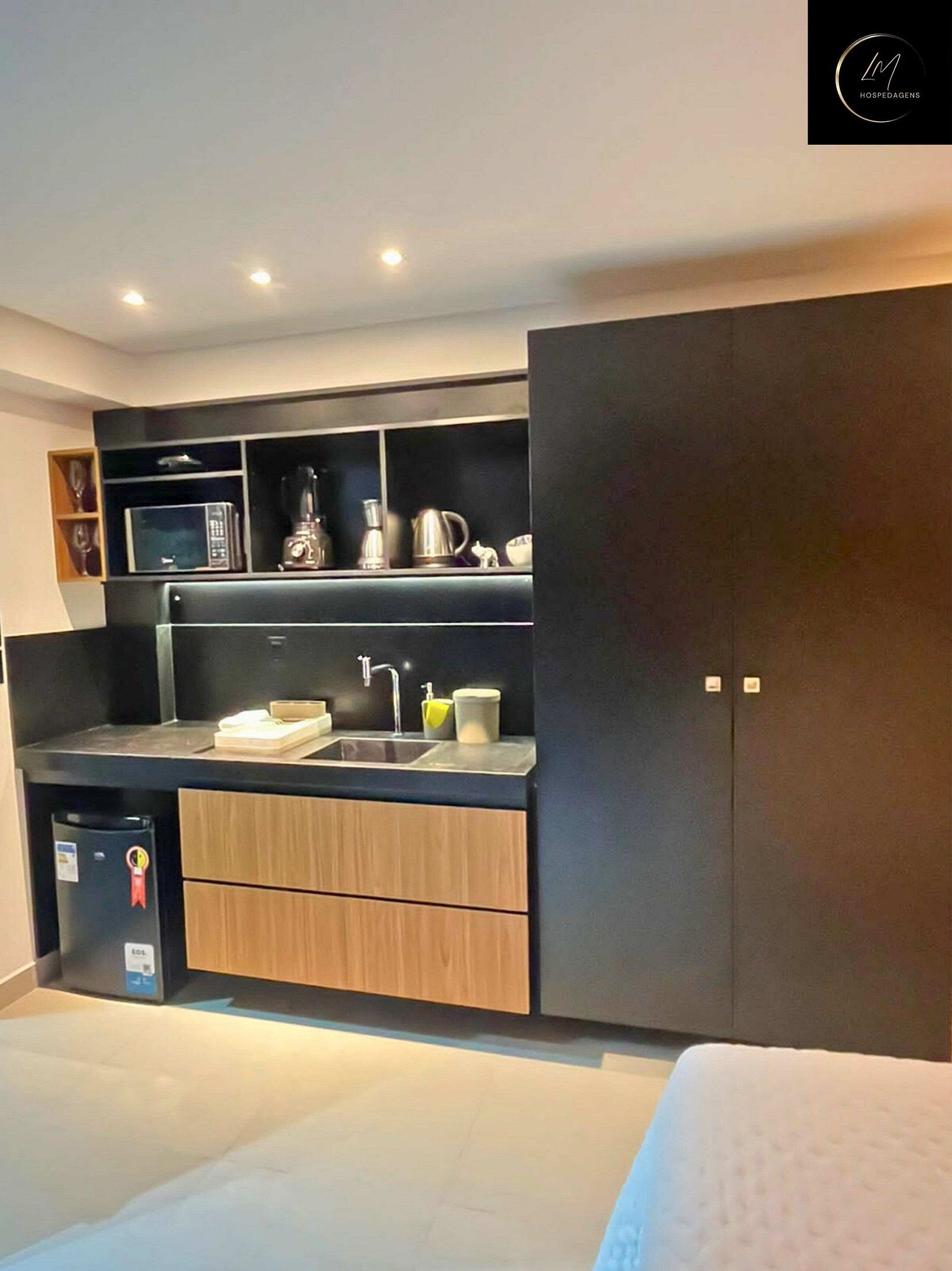 Frigorífico pequeño, microondas, lavavajillas y licuadora