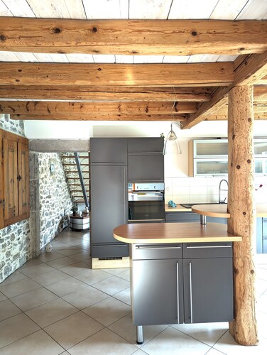 Magnificent renovated farmhouse near Annecy, between lakes and mountains+2 private parking lots.