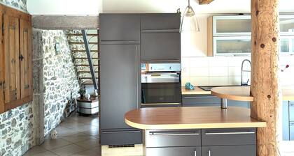 Magnificent renovated farmhouse near Annecy, between lakes and mountains+2 private parking lots.