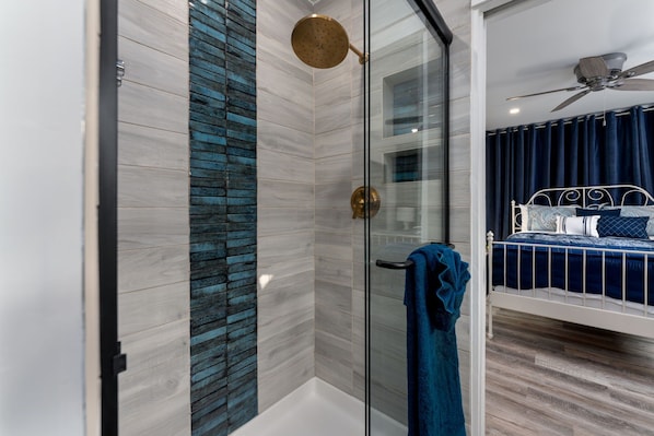 2 dormitorios, tabla de planchar con plancha, wifi y ropa de cama