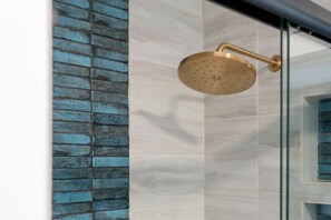 Douche, séchoir à cheveux, serviettes fournies, savon