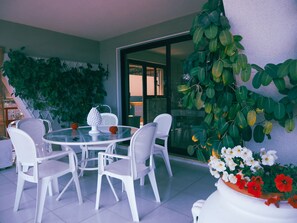 تناول الطعام بالخارج