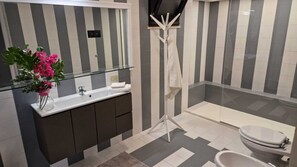 تجهيزات دش، مجففات شعر، مراحيض شطف، مناشف