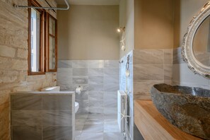 淋浴设施、吹风机、毛巾、洗发水