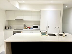 冷蔵庫、電子レンジ、オーブン、コンロ