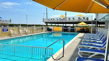 Una piscina al aire libre de temporada