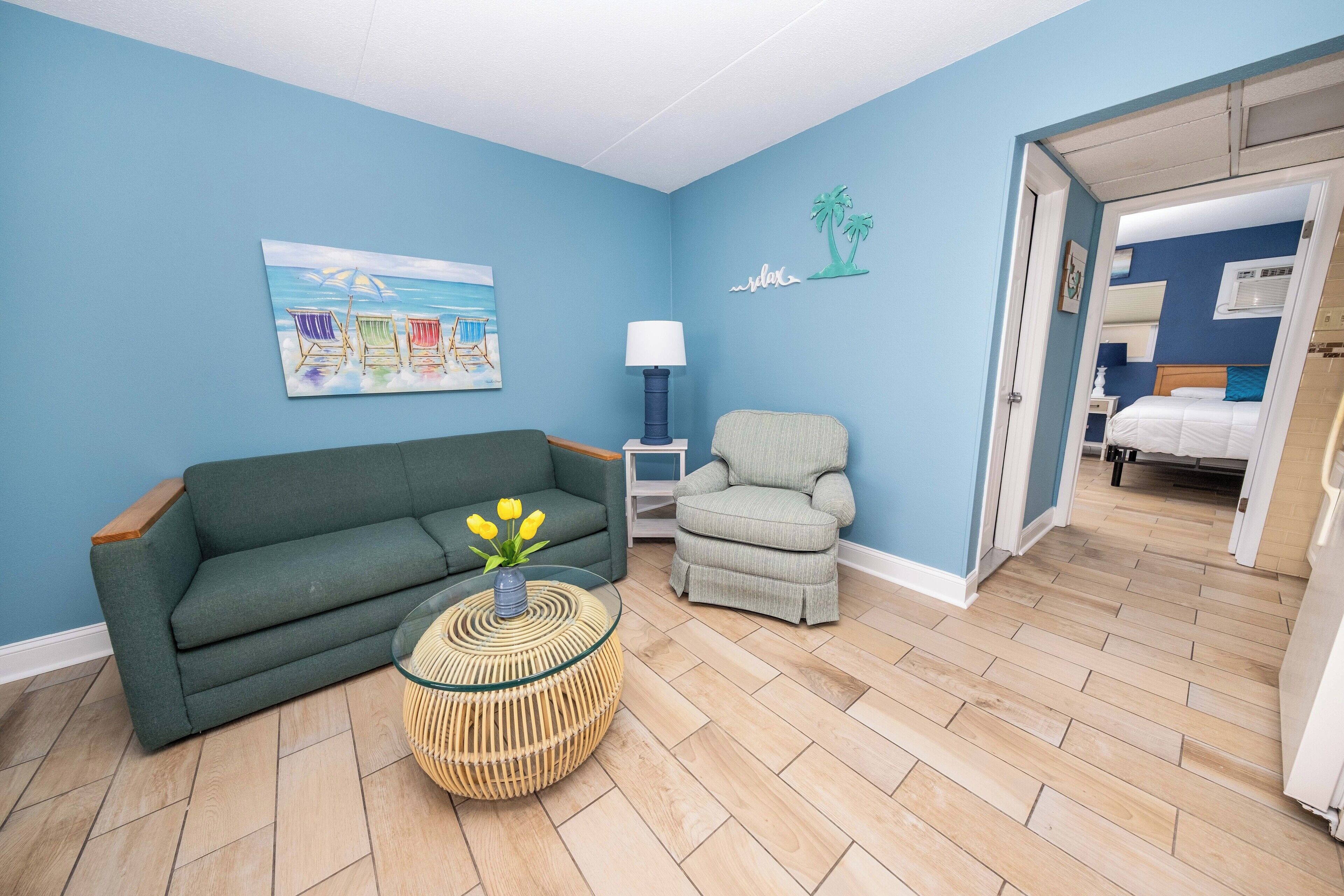 Familienzimmer, 1 Schlafzimmer, Poolblick, Poolseite | Wohnbereich | 45-Zoll-Flachbildfernseher mit Kabelempfang