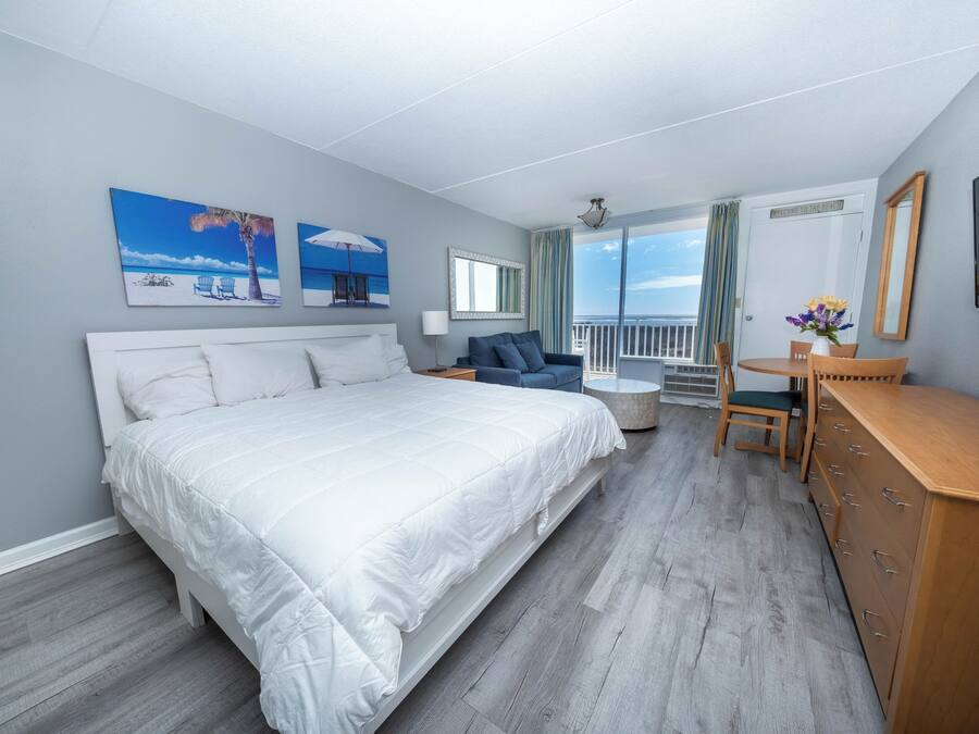 Deluxe Studio Suite, Ocean View, Oceanfront | Individually decorated, individually furnished, laptop workspace