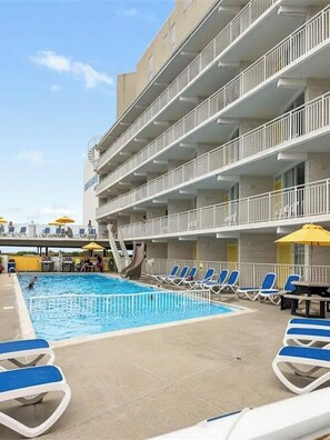 Seasonal outdoor pool - Nassau Inn Beachfront (Wildwood Crest)